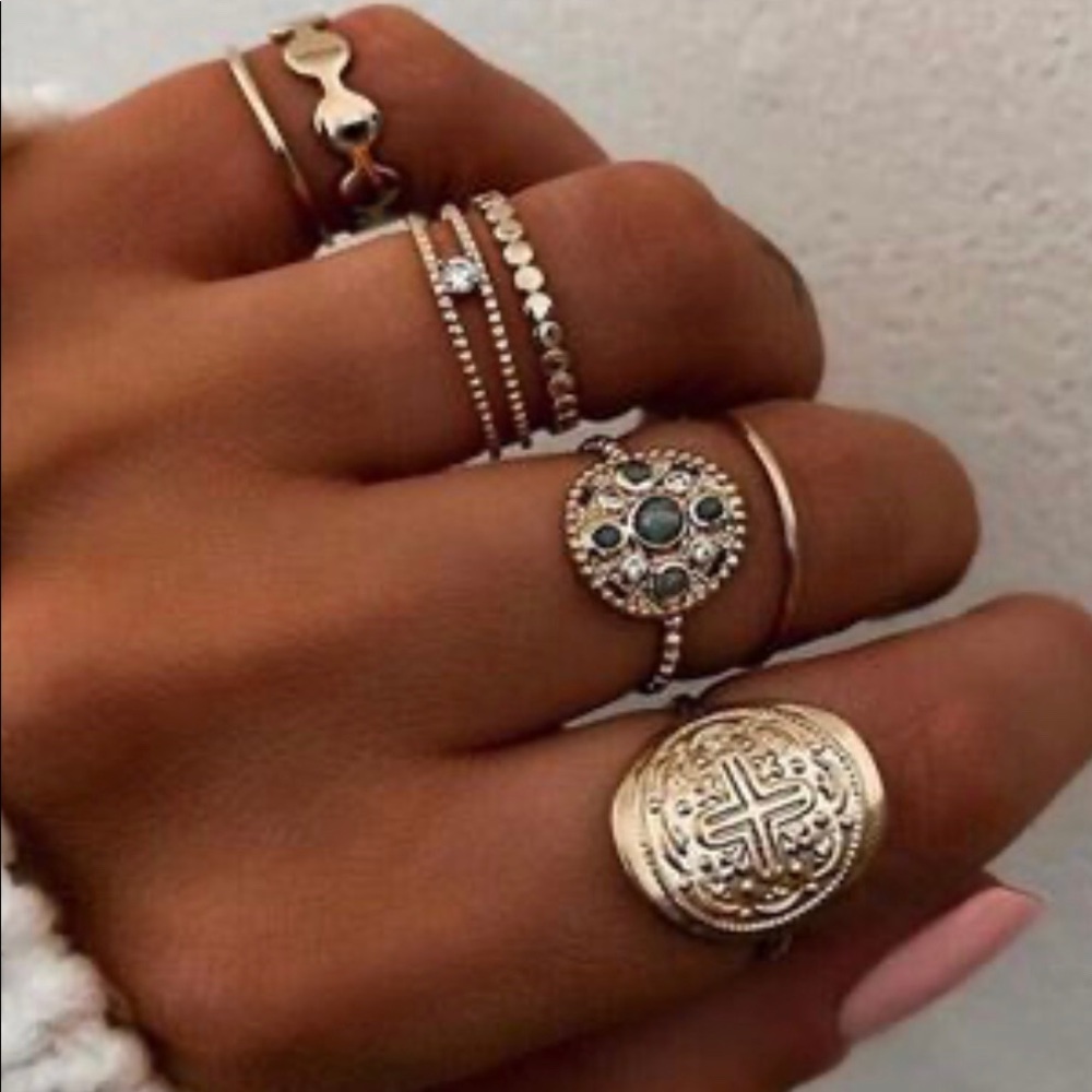 🎉 Totem - Set of 7 Rings in Gold Tone (009)